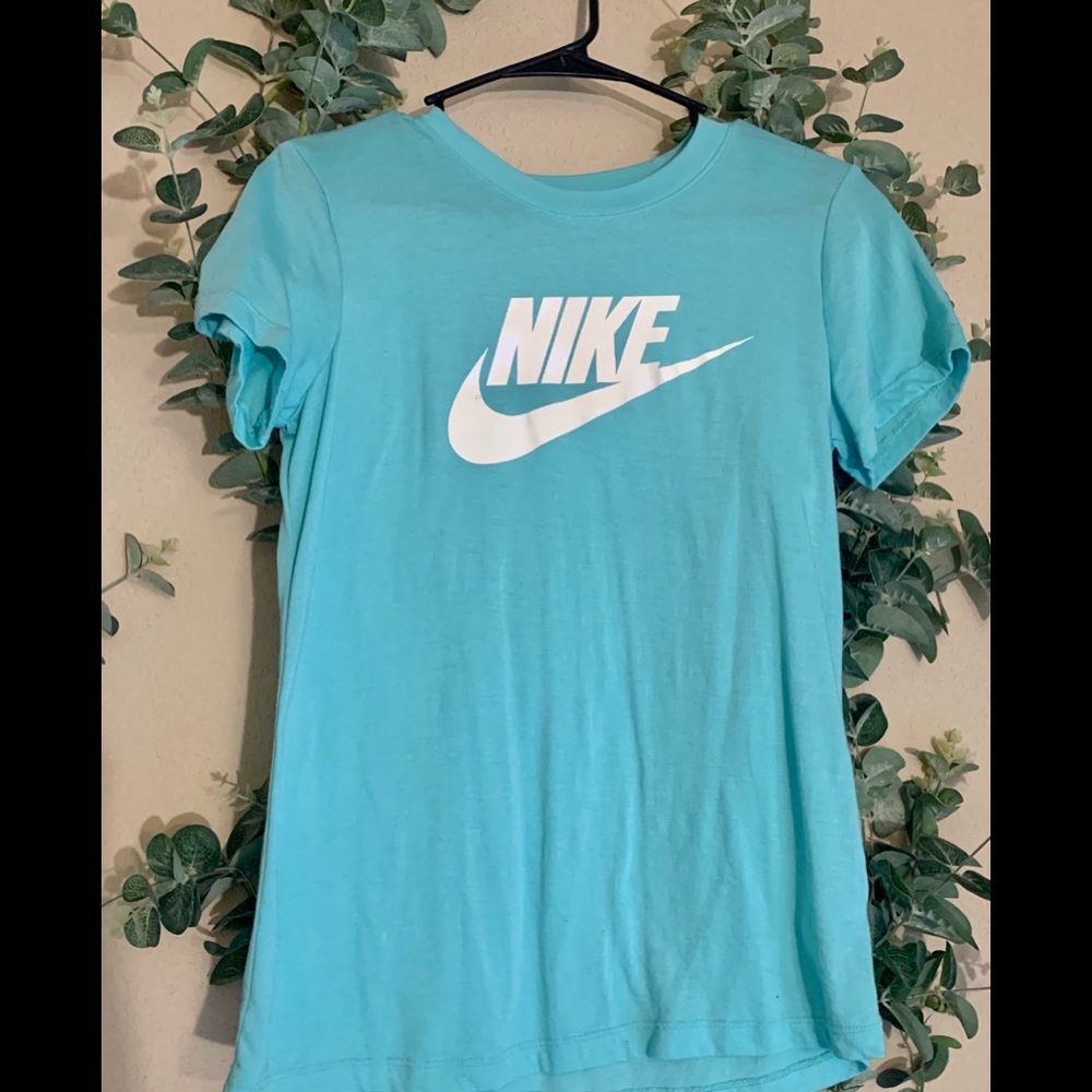 lime green nike tee 🦋💚